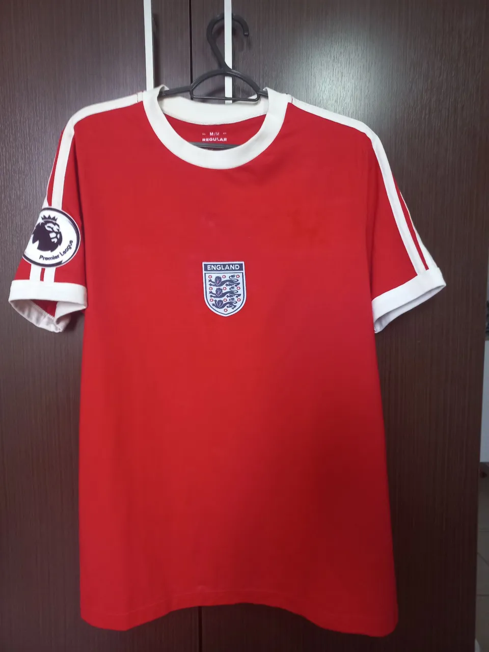 Camisa Inglaterra em algodão com patch Premier League quase nova. 