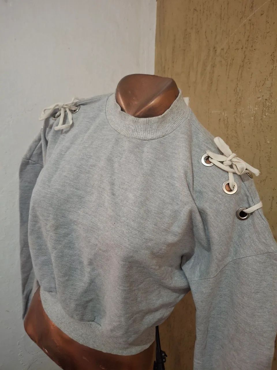 Moletom cropped com lacinhos tm m/G  - Foto 3