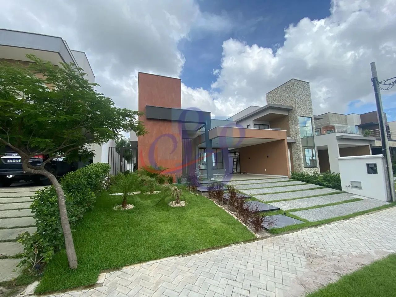 Belíssima casa com 3 suítes na Cidade Alpha - Foto 2