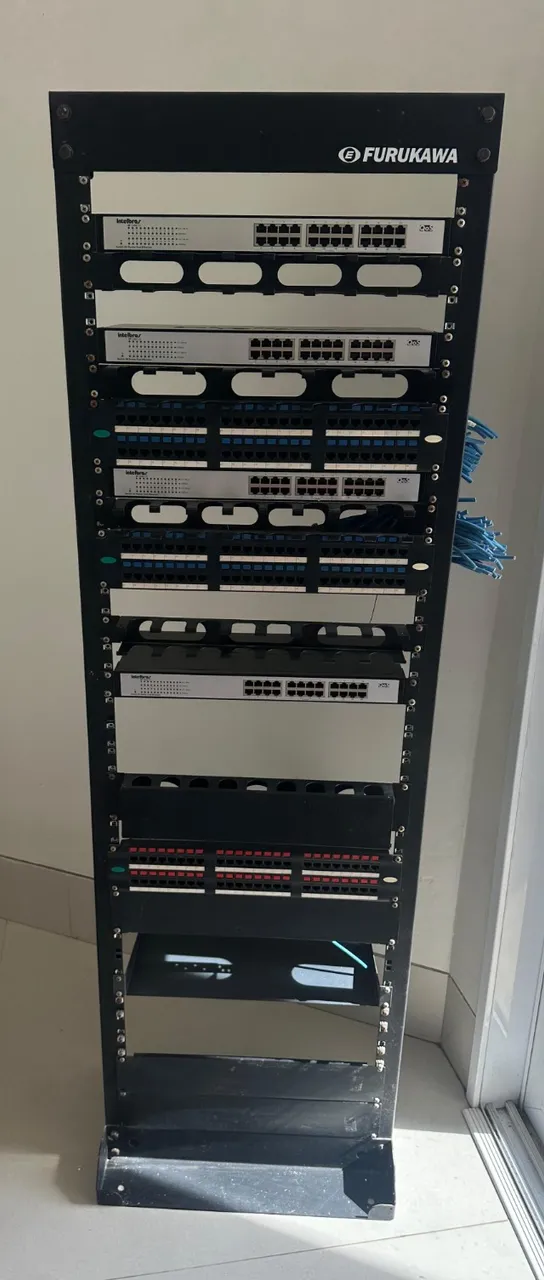 Rack de Rede Vertical Furukawa com Switches Intelbras e Patch Panels Cat6 - Oportunidade!