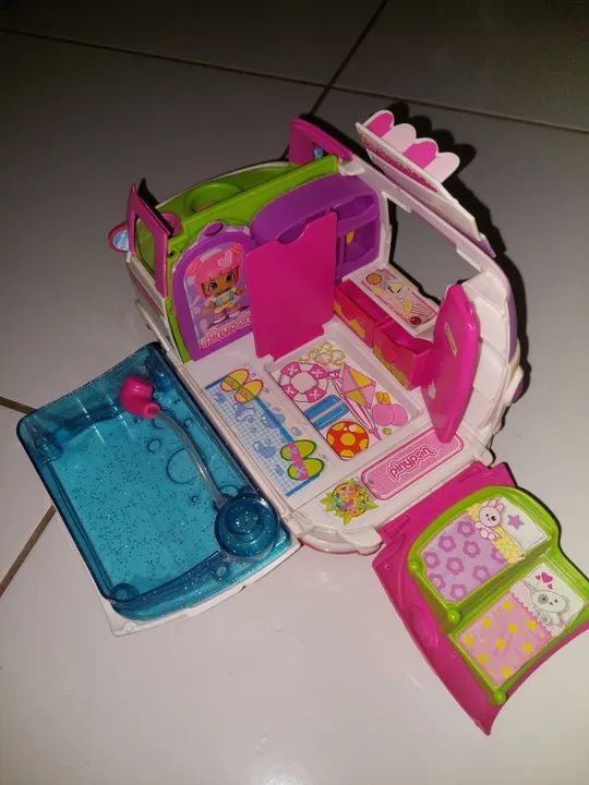 Vendo combi de brinquedo com boneca e afins