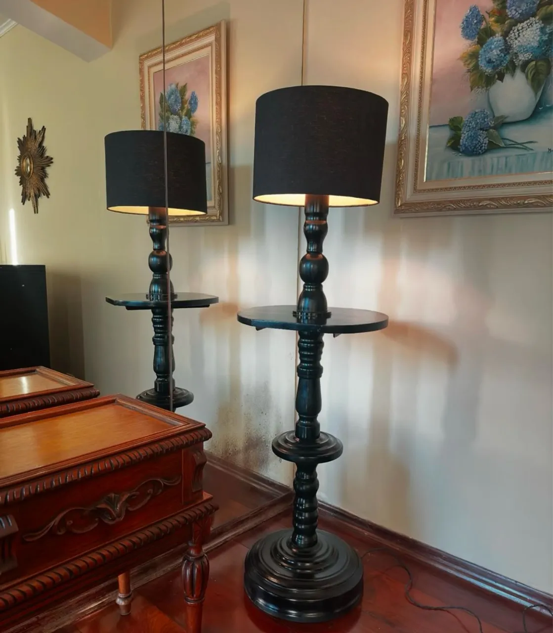 Abajur pedestal modelo Maia em madeira torneada (all black) feito por encaixes