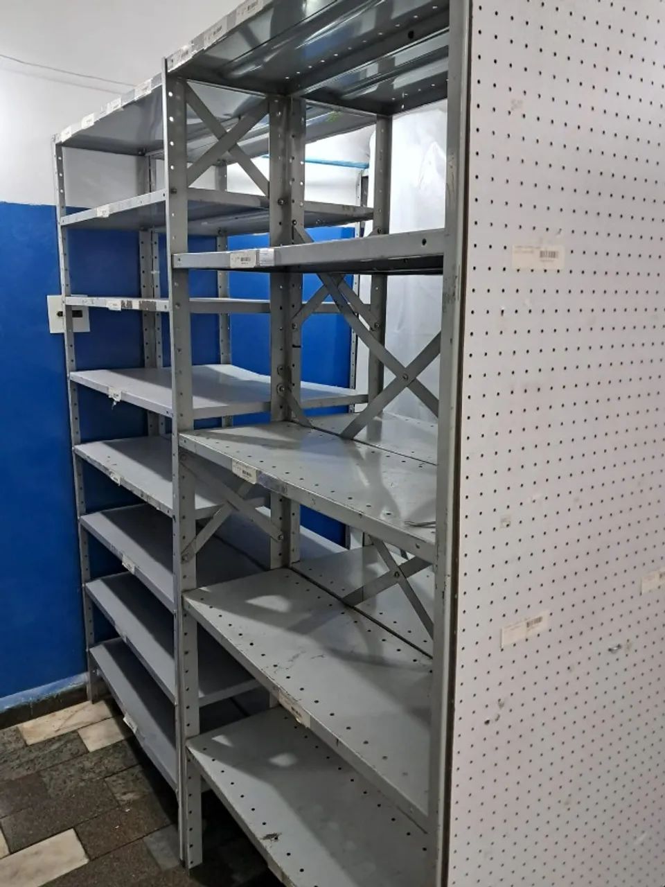 Prateleiras Estantes em aço com bandeja para Loja (Usadas em bom estado) - Foto 5