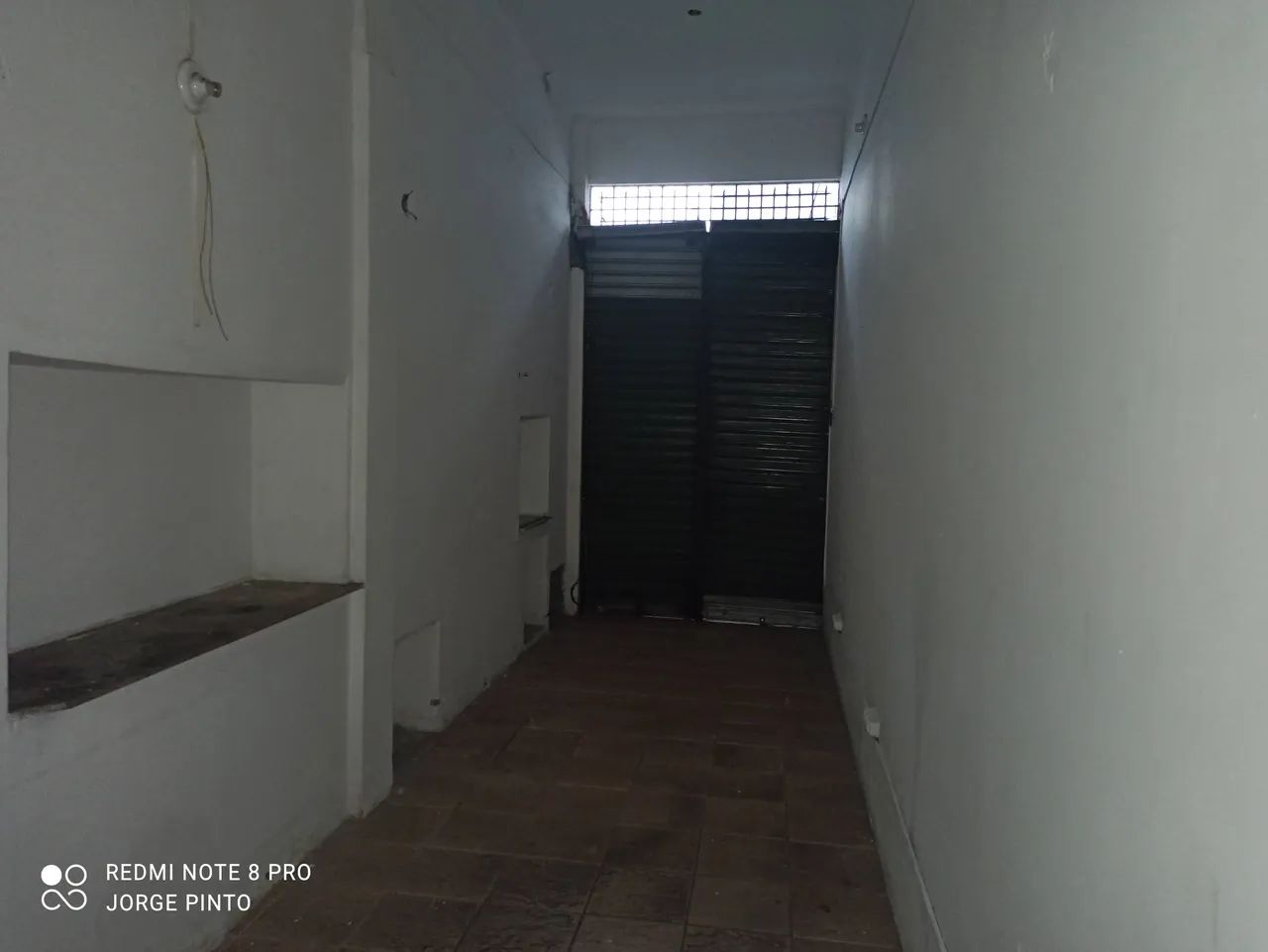 Loja com excelente pé direito, possibilidade de fazer um mezanino, ampliando assim o espaç