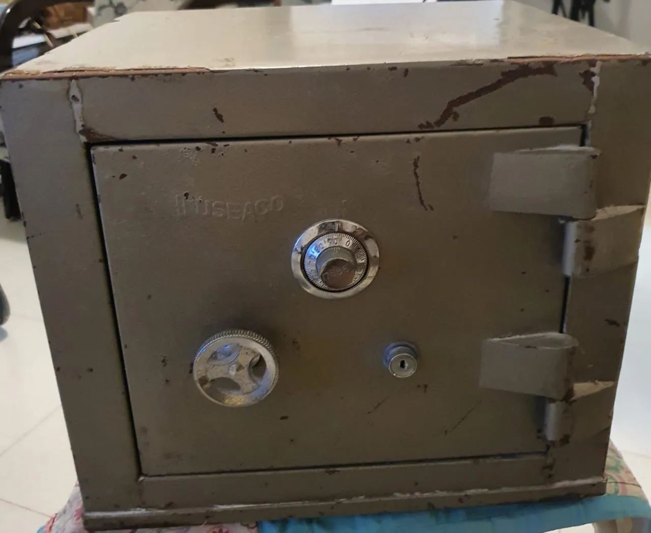 Caixa Forte Antiga de Metal