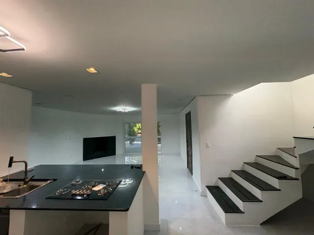 Casa na Av Pinheiro Borda - 350m quadrados dividida em duas casas! Imóvel já alugado...