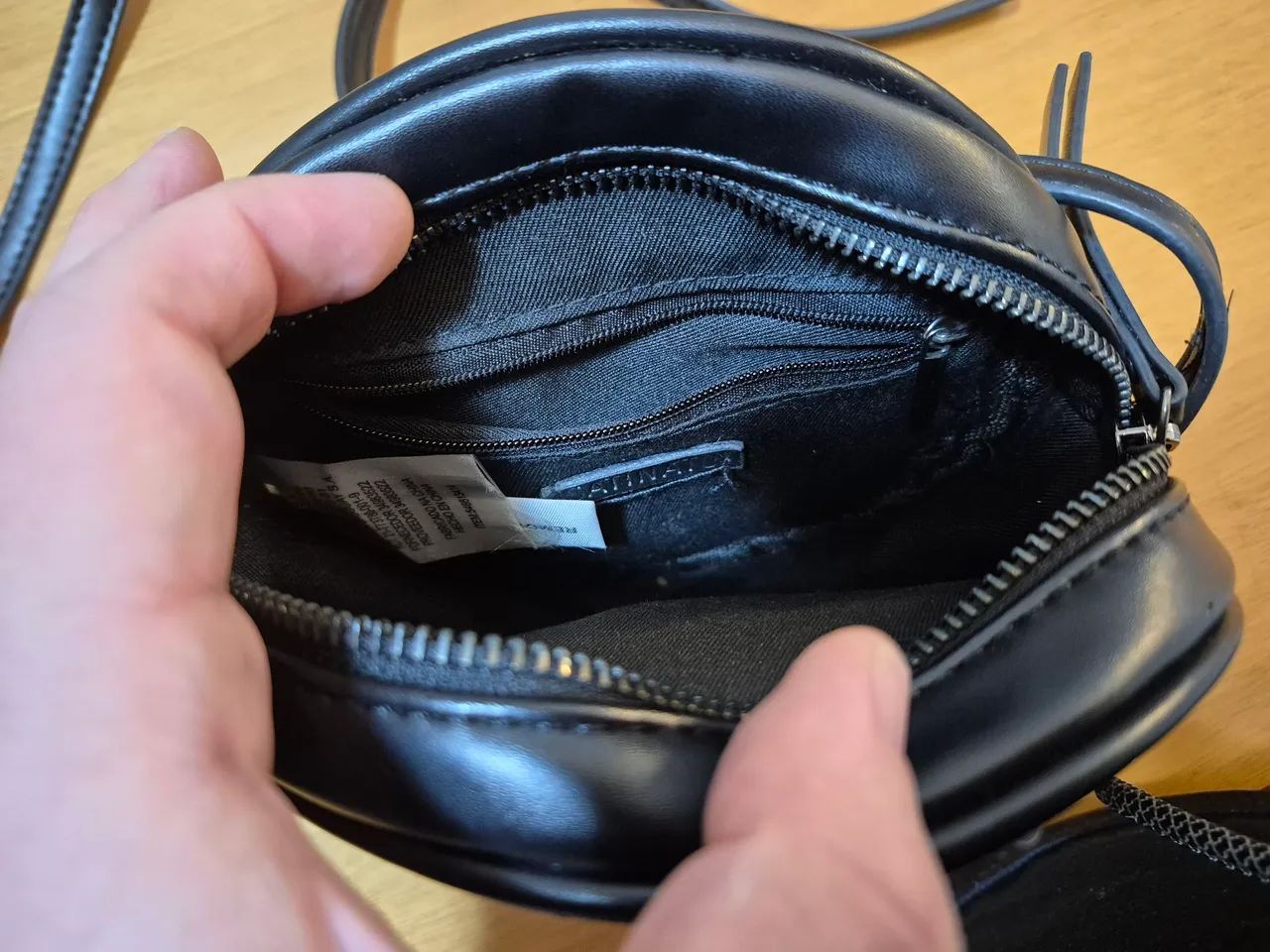 Bolsa redonda parte lantejoula preta Satinato - Foto 4