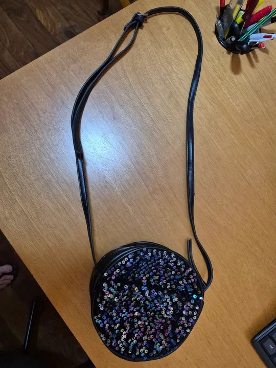 Bolsa redonda parte lantejoula preta Satinato