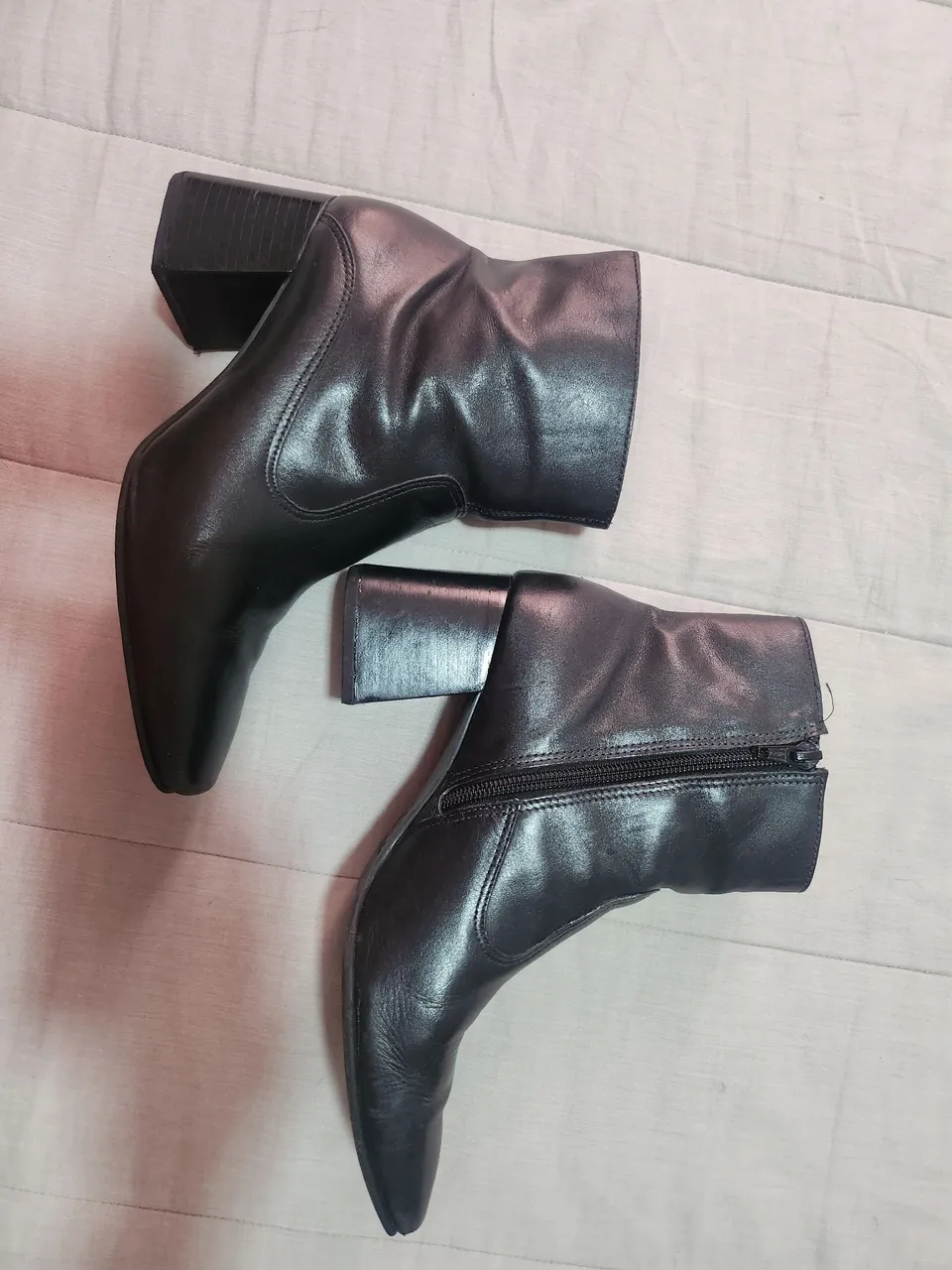Bota de couro preta com salto bloco
