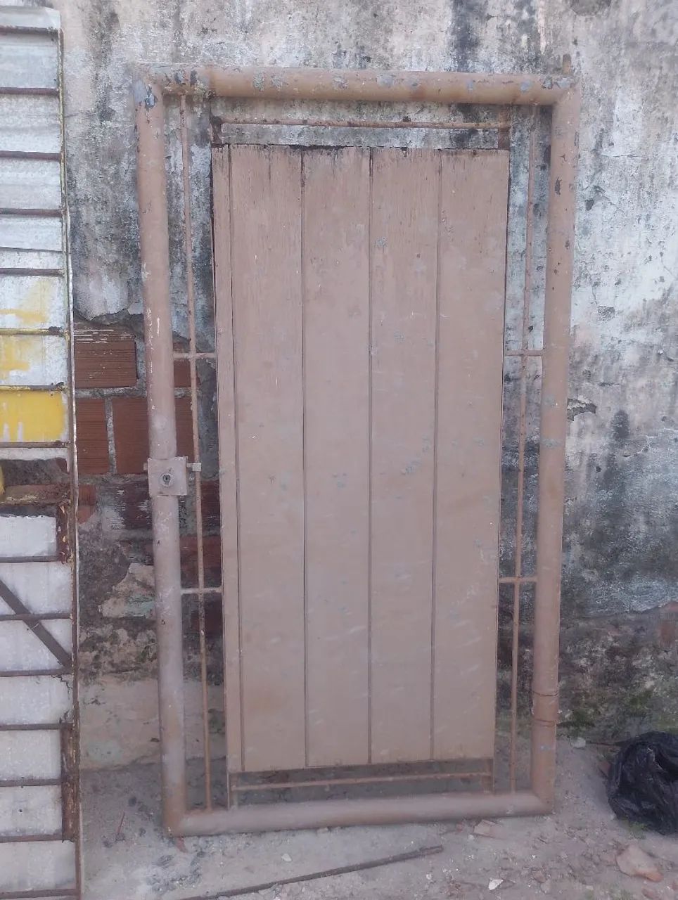 Selling 1 grille and 1 gate64595710885505121