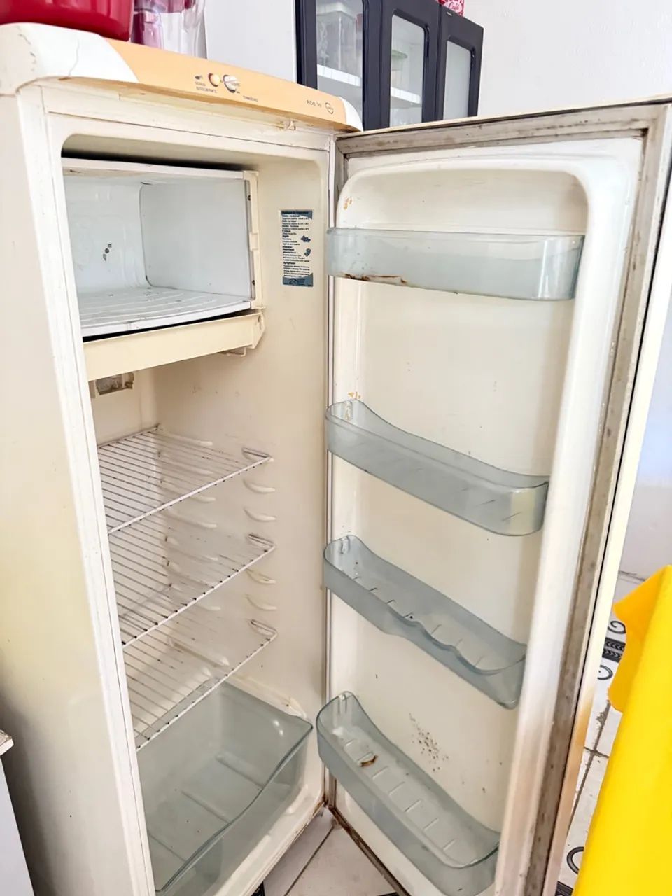 GELADEIRA TEM Q O COLOCAR O GÁS 