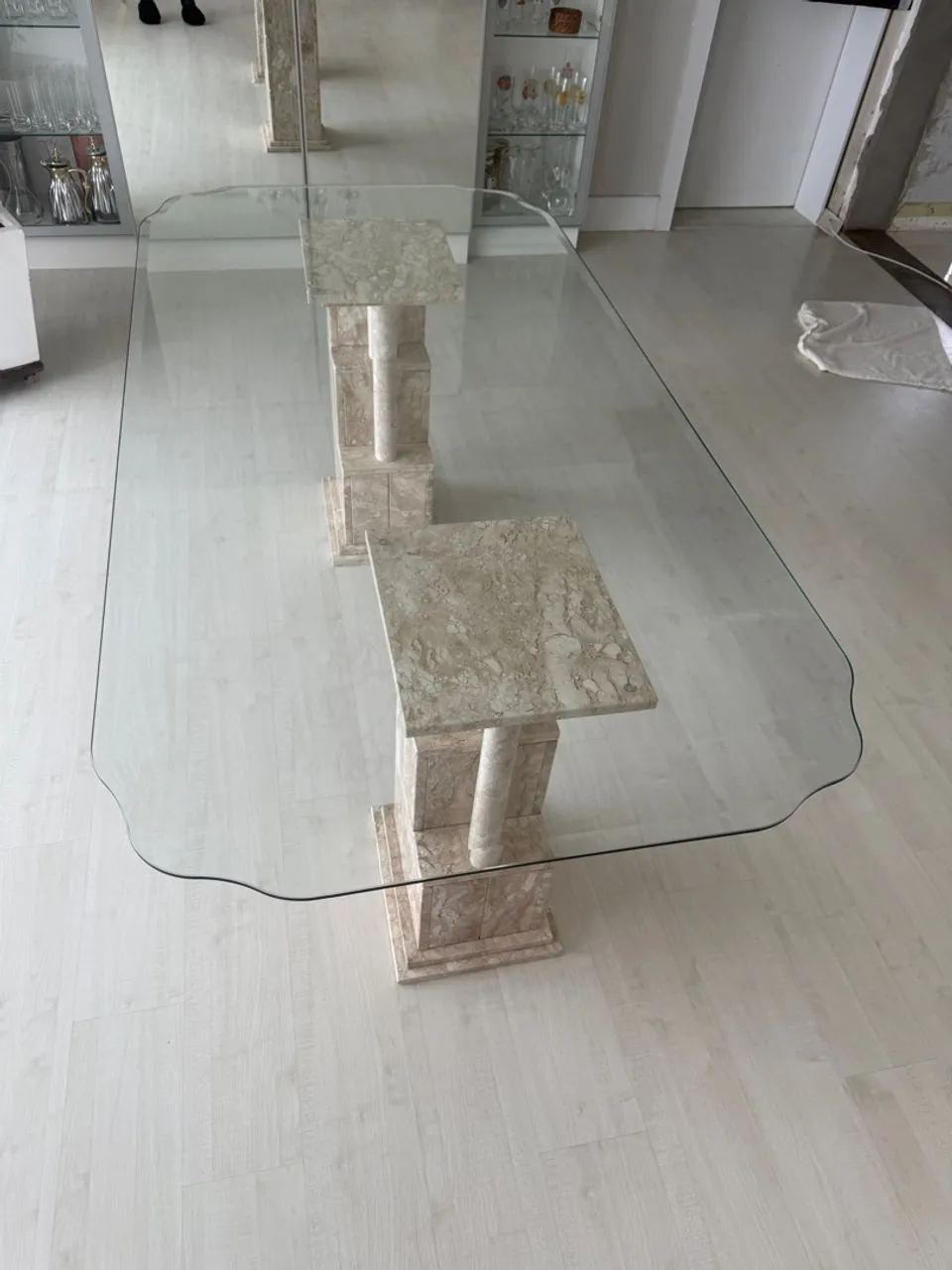 Mesa de jantar com tampo de vidro e base de mármore