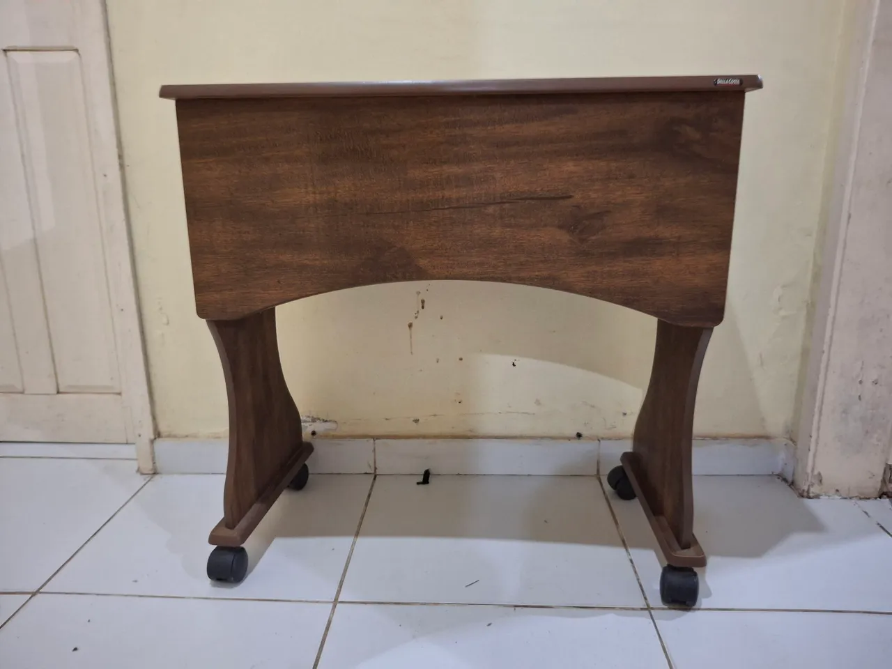 Mesa de Escritório em Madeira com Rodinhas