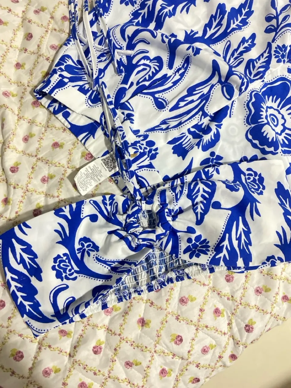Conjunto de roupa de praia azul e branco floral