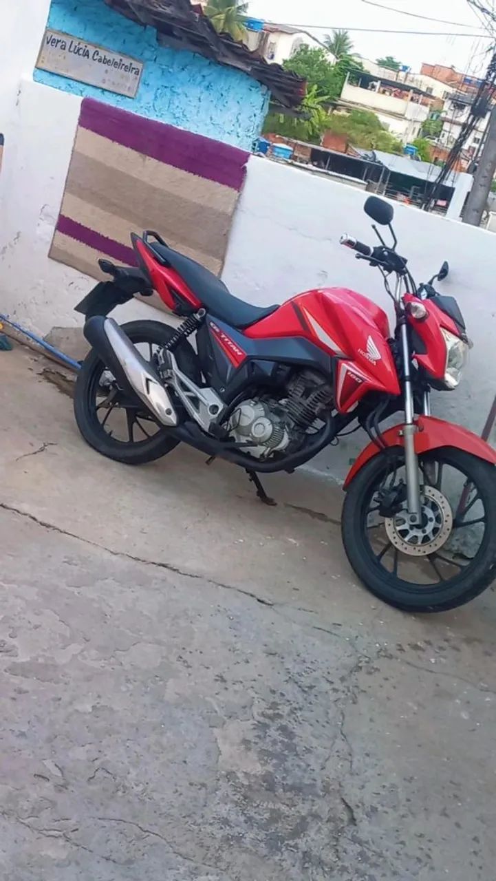 Uma moto em bom estado nova e quitada 