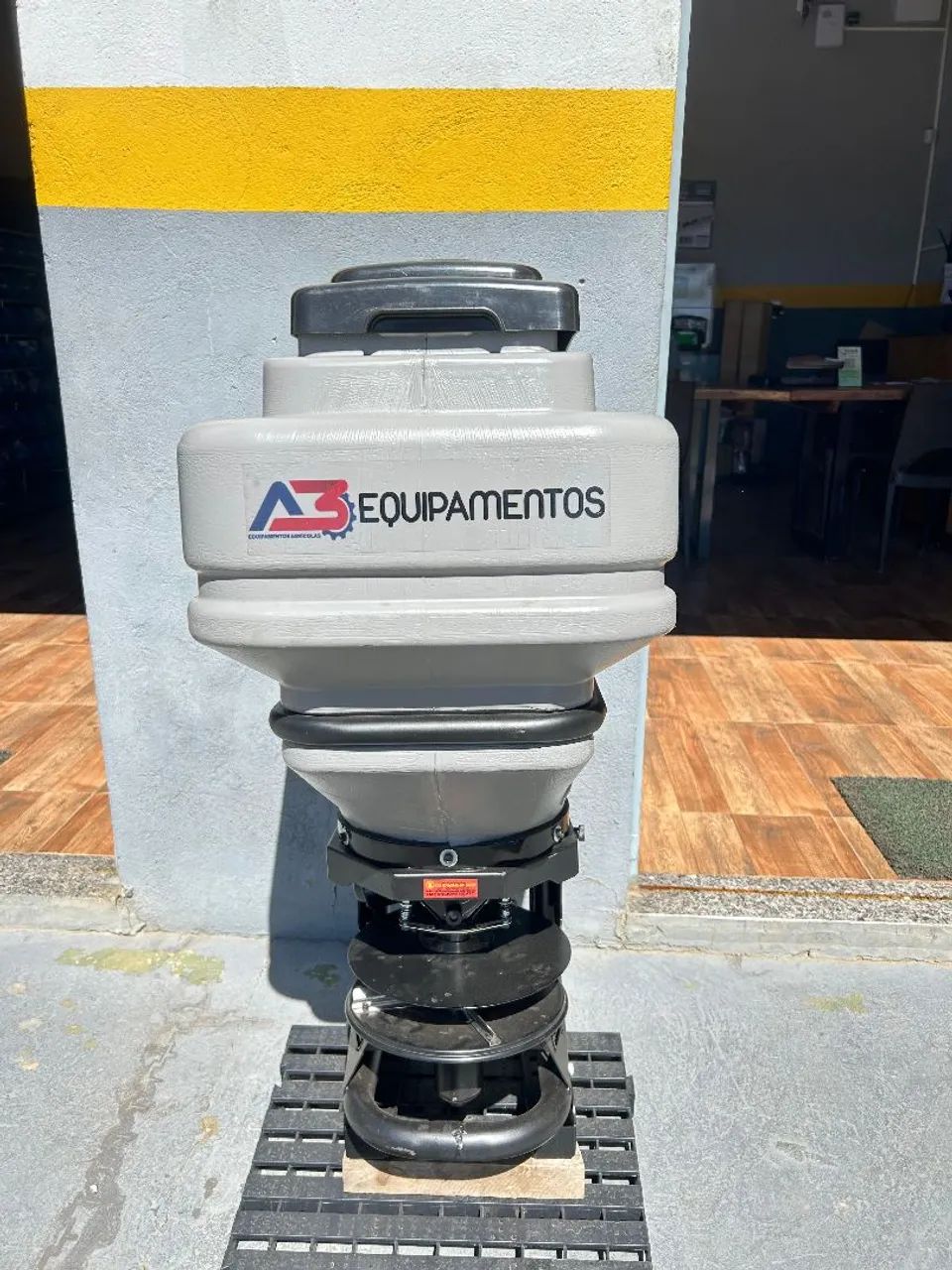 Semeadeira Elétrica 63 Lts C/ painel de controle de vazão  - Foto 2