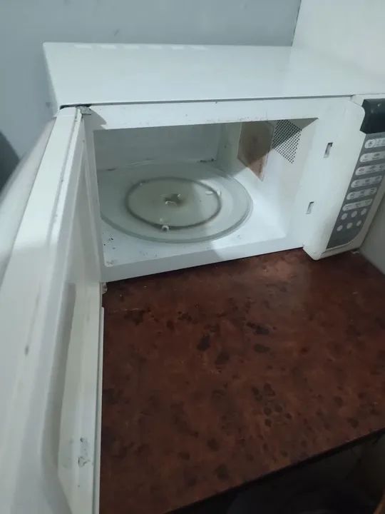 Micro-ondas branco em ótimo estado