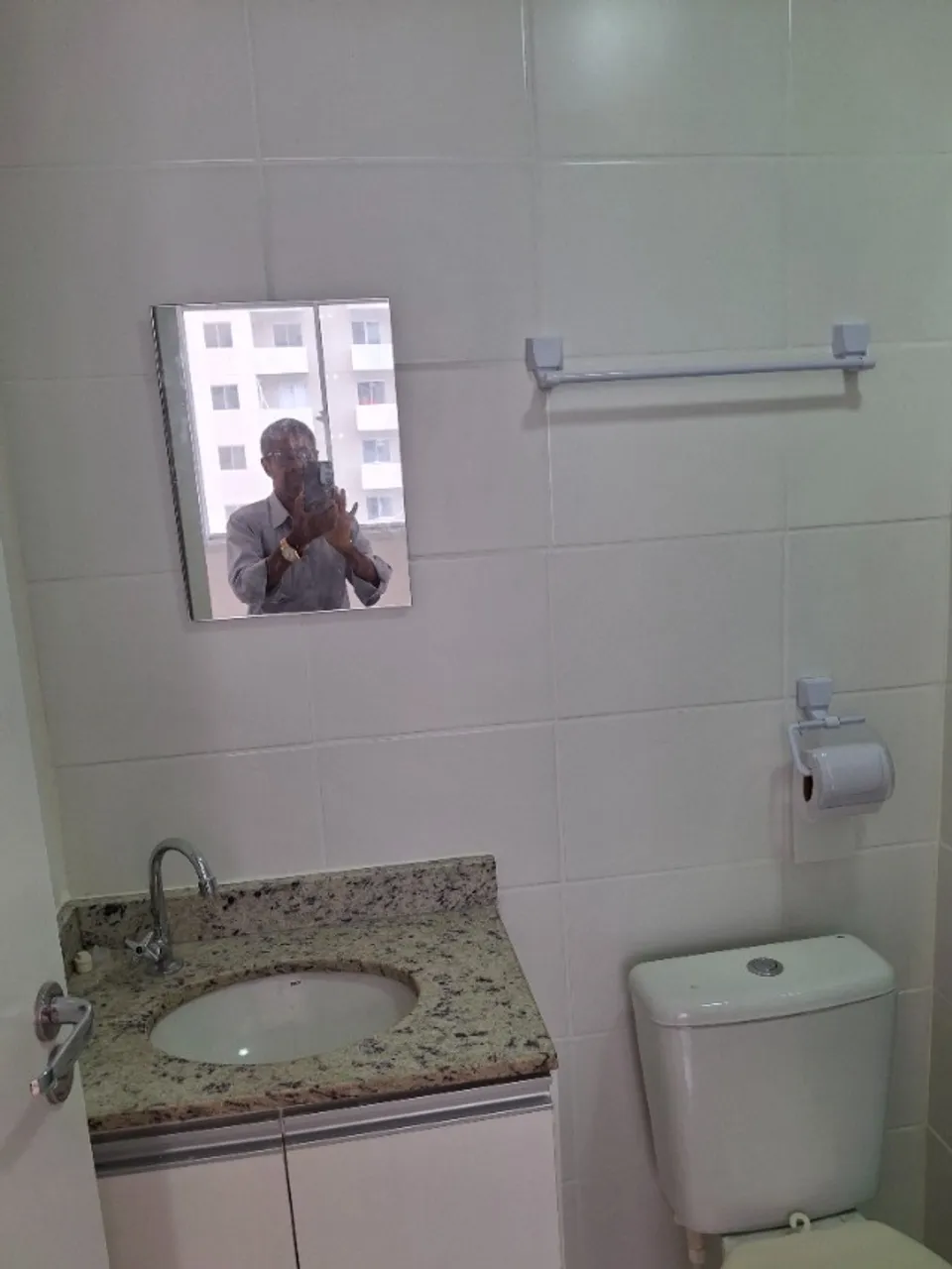 Aluga-se apartamento de dois quartos no Condomínio Estilo Ponta Negra.