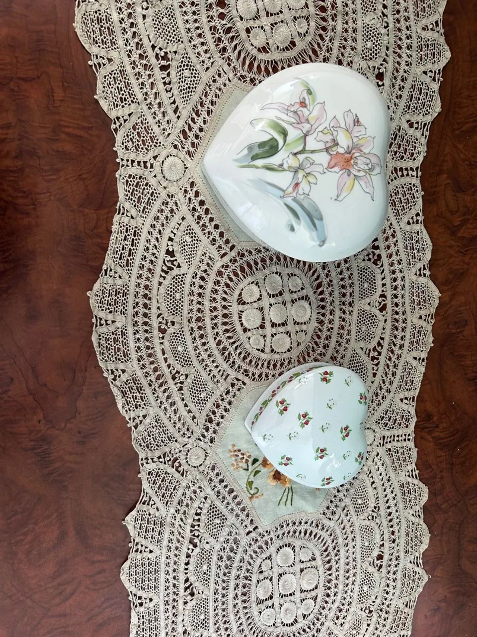 Lote de dois potiches de porcelana em formato de coração lindamente decoradas - Foto 3