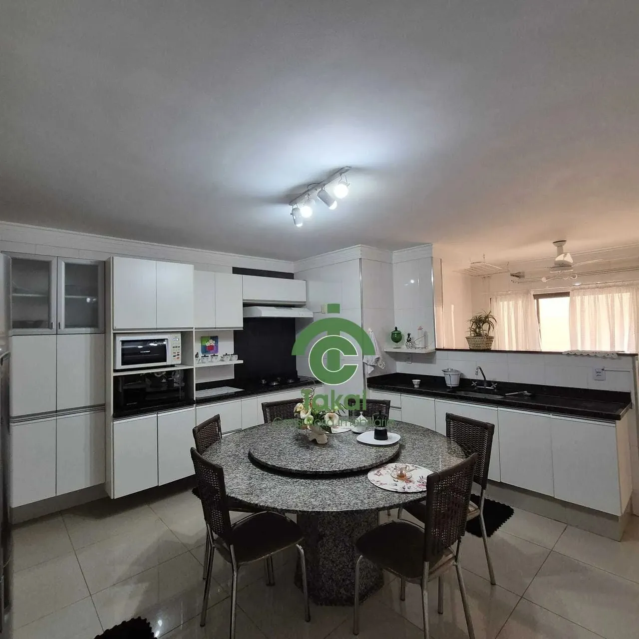 Imóvel para venda tem 98 metros quadrados com 3 quartos, com os móveis conforme foto
