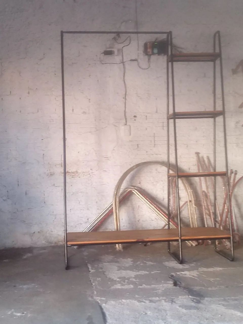 Arara estilo industrial com prateleira 