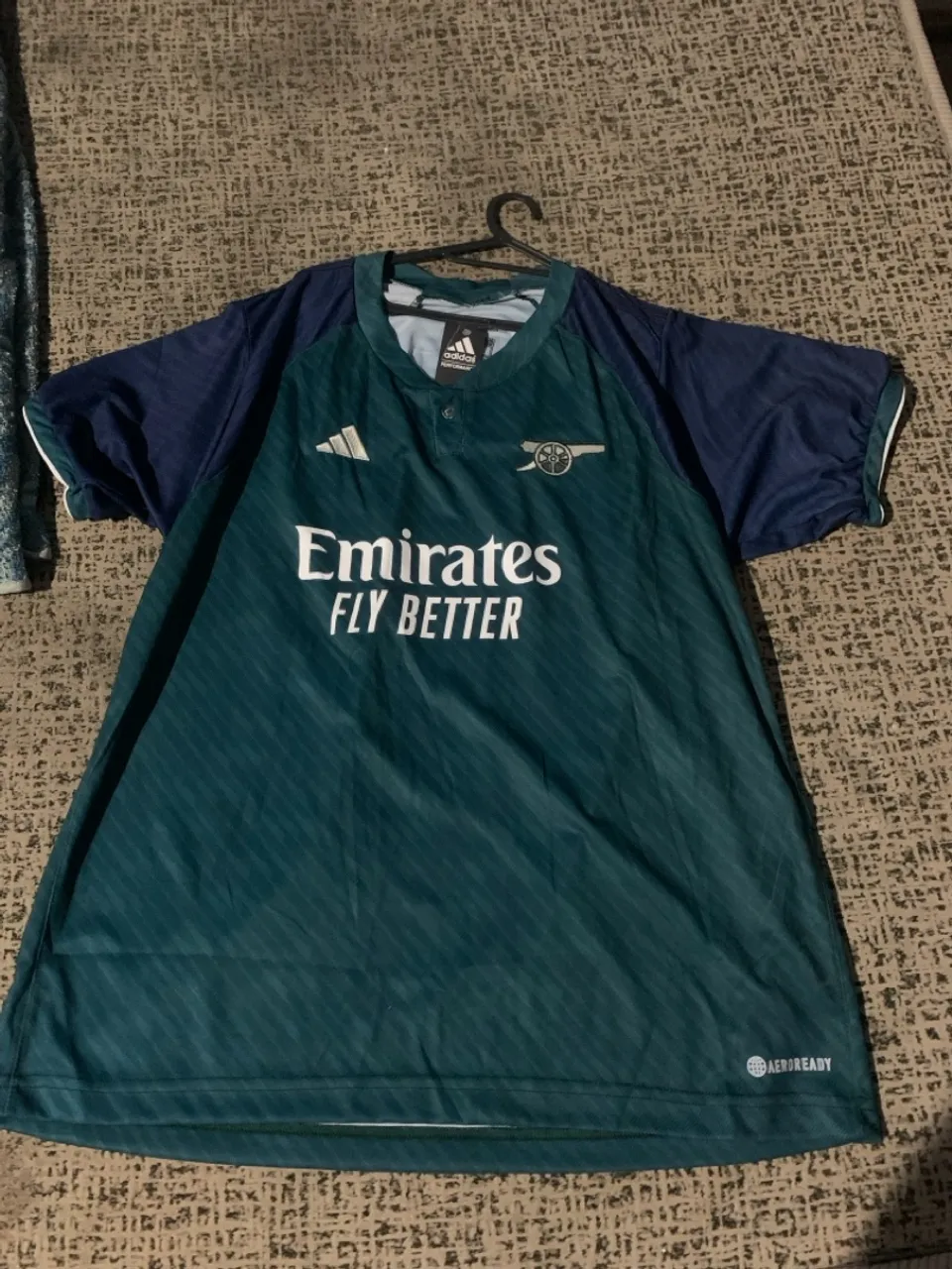 Camisa Arsenal na etiqueta