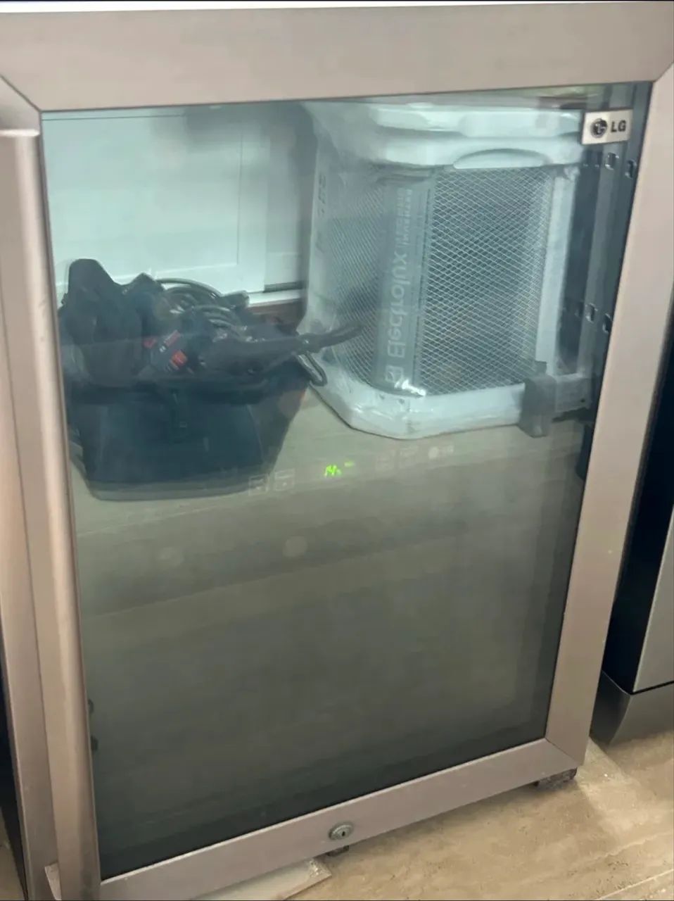 Vendo Adega LG AV-41, em excelente estado, funcionando perfeitamente e com pouco uso.