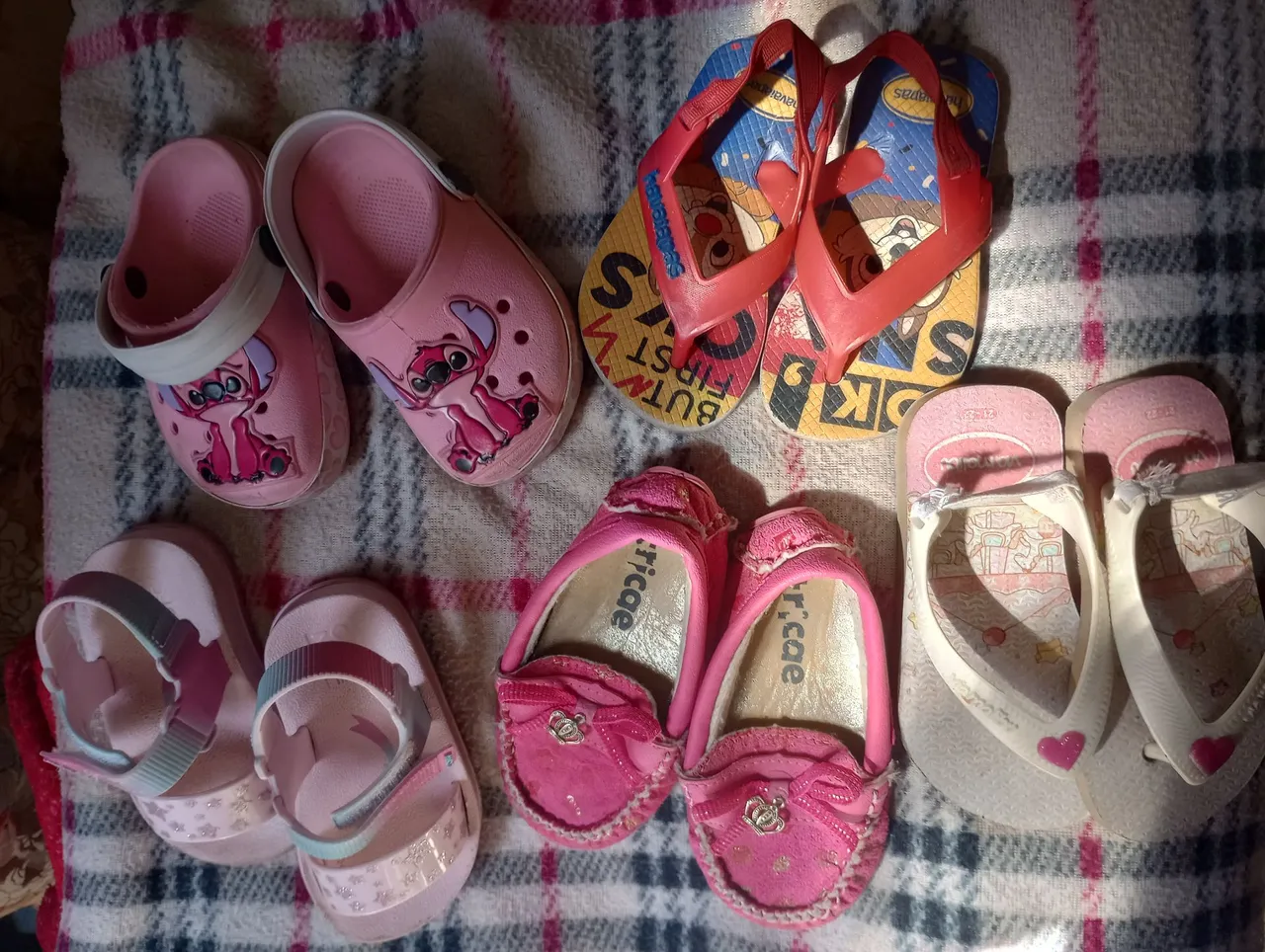 Kit de calçados infantis: sandálias, chinelos e sapatos