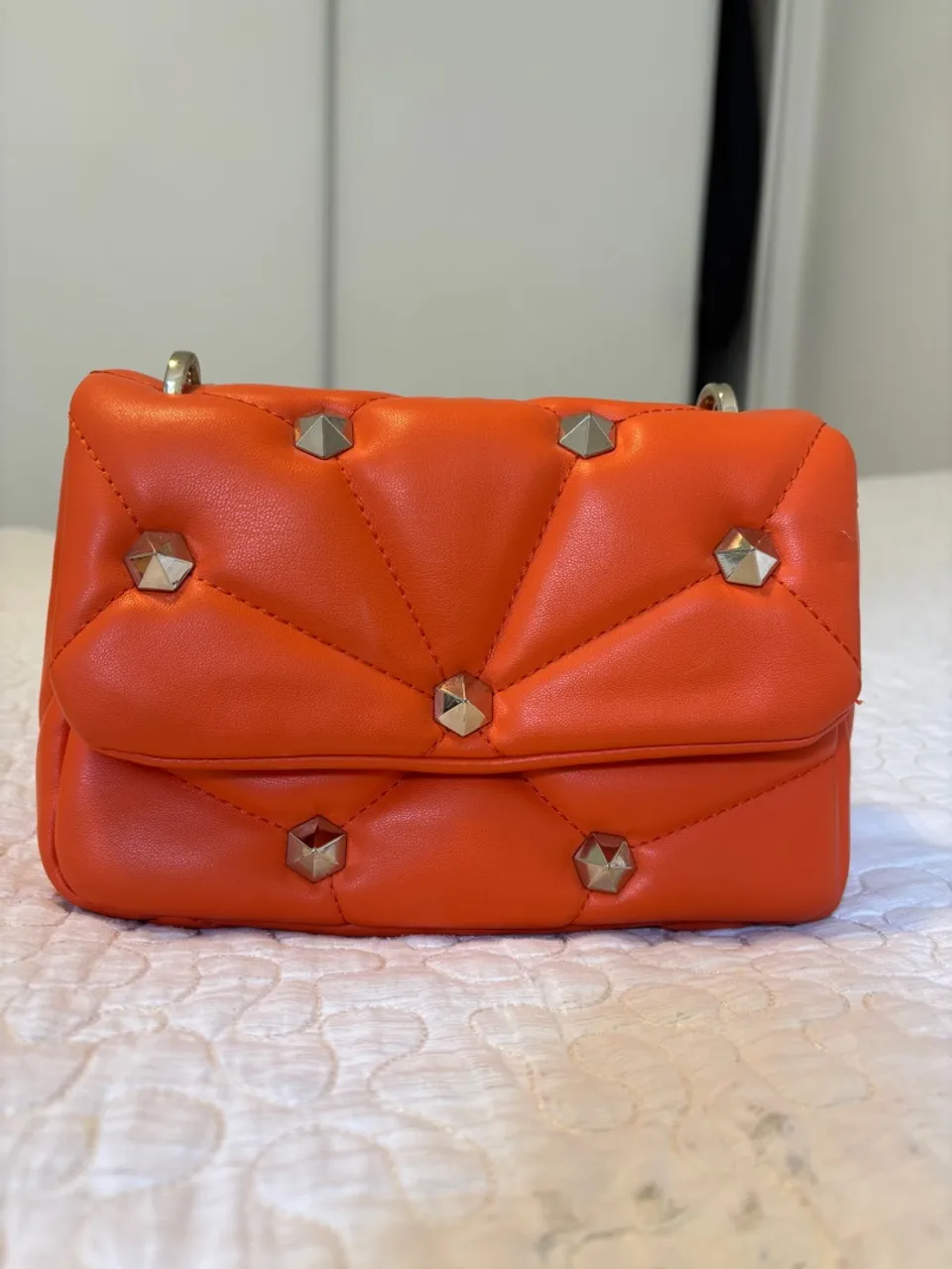 Bolsa de mão laranja Zara com detalhes