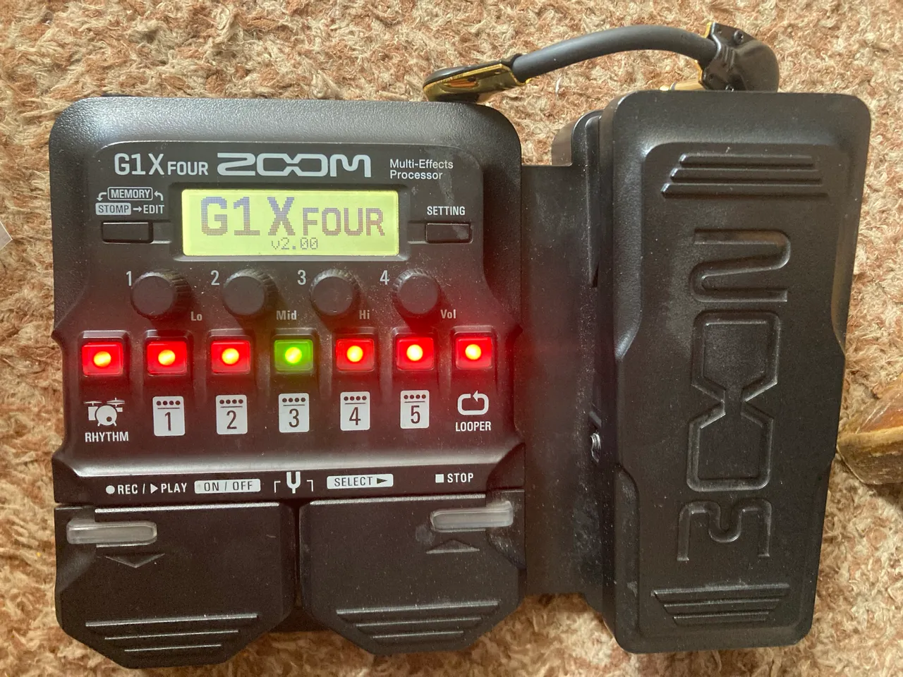 Pedaleira Zoom G1X on-K Kiko Loureiro Signature - com caixa e