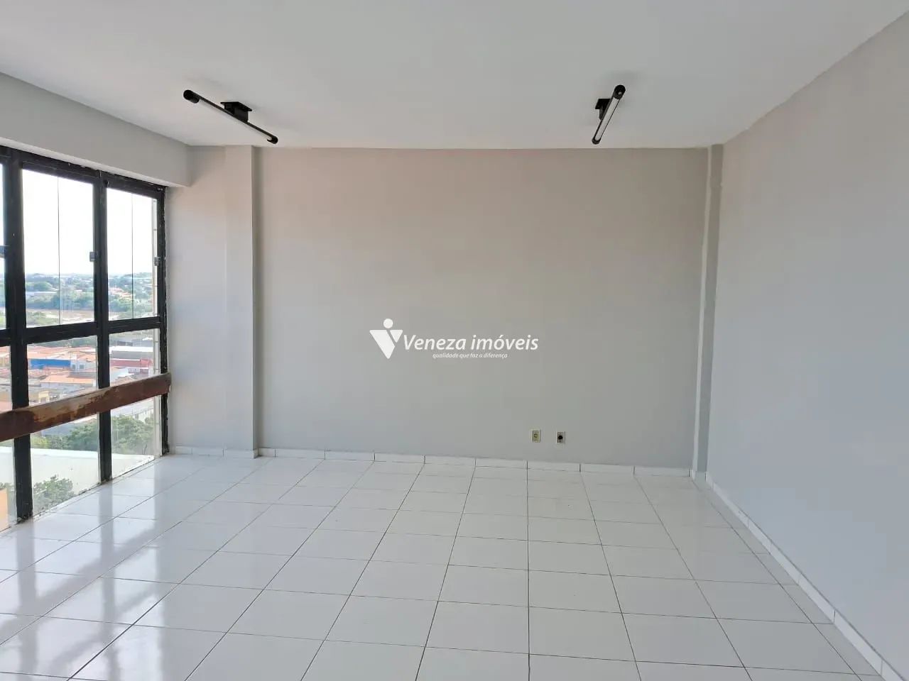 Sala ampla no Centro para aluguel