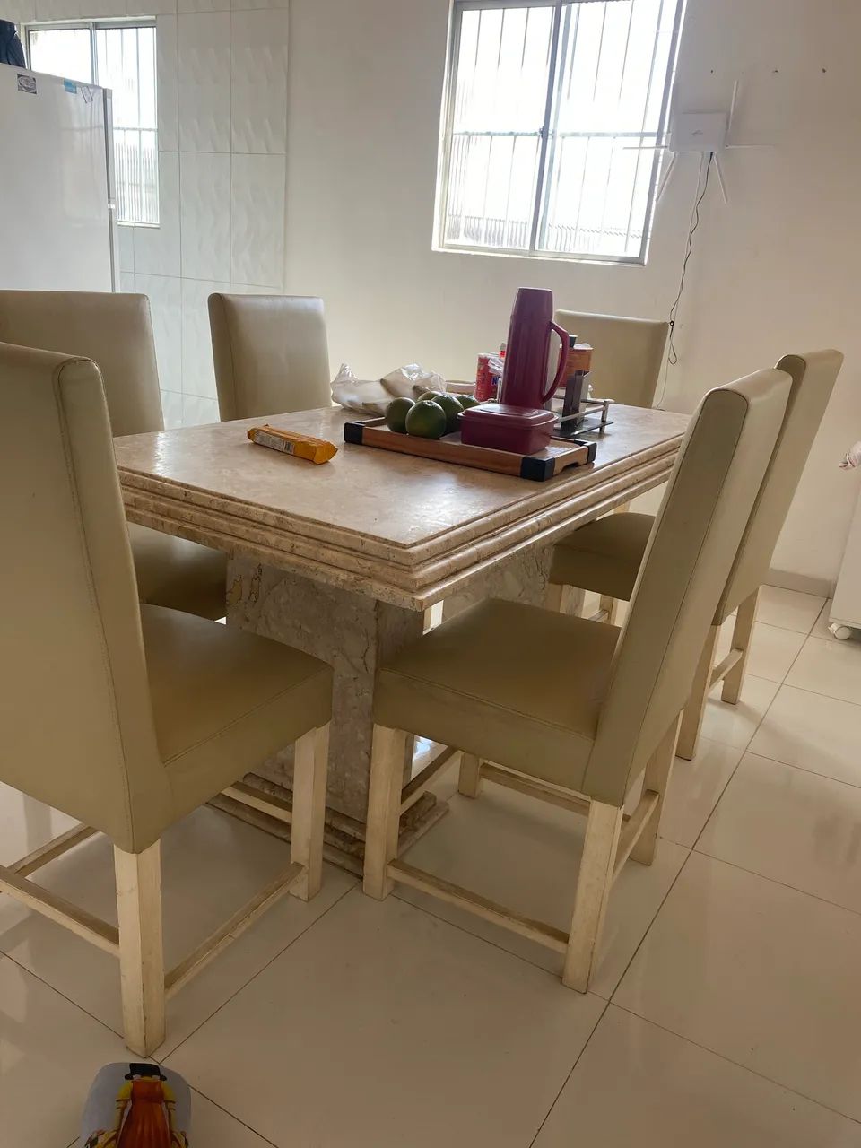 Vendo uma mesa de mármore com seis cadeiras 