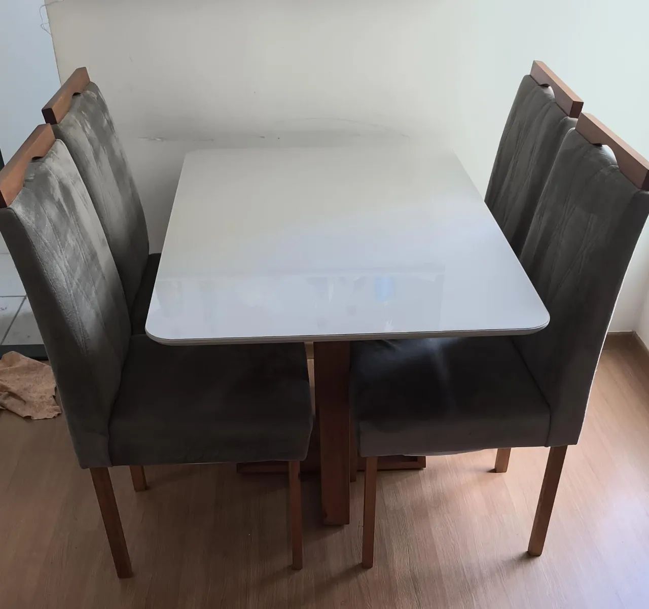 Mesa em vidro com 4 cadeiras