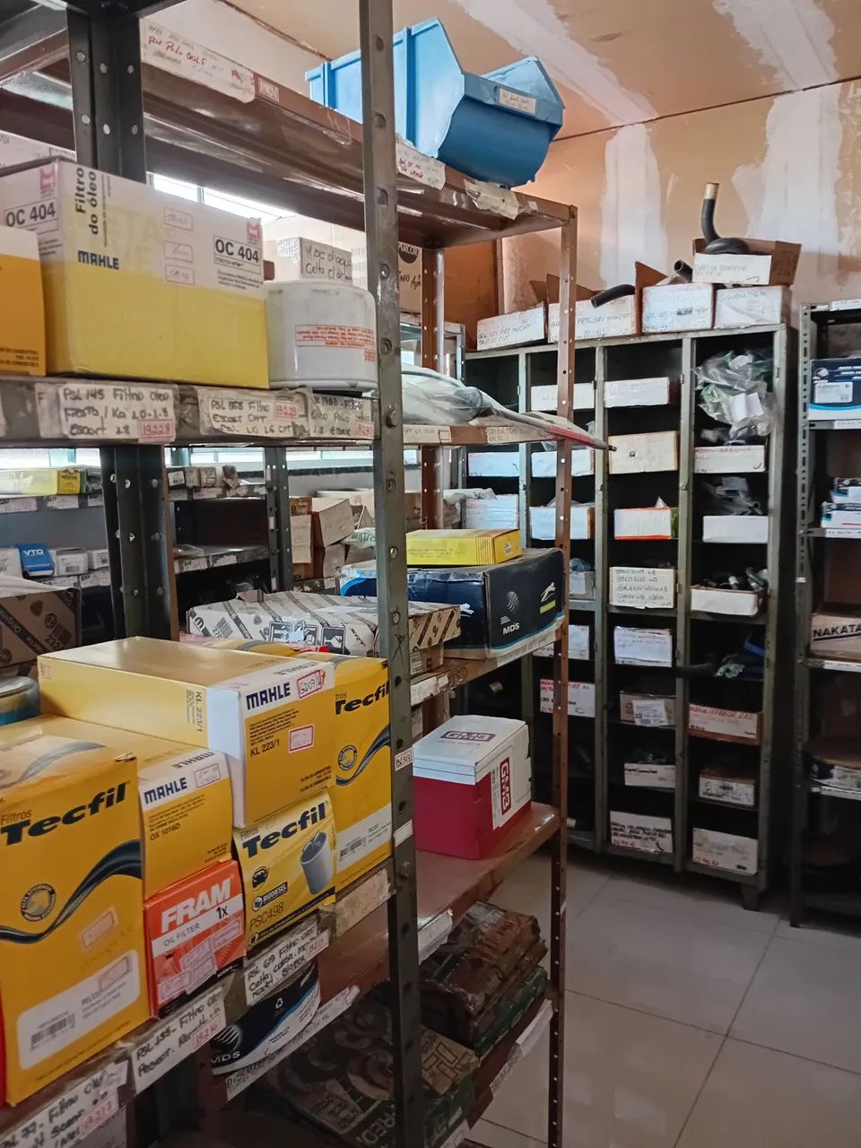 Fenda de fundo de loja de peças automotivas 