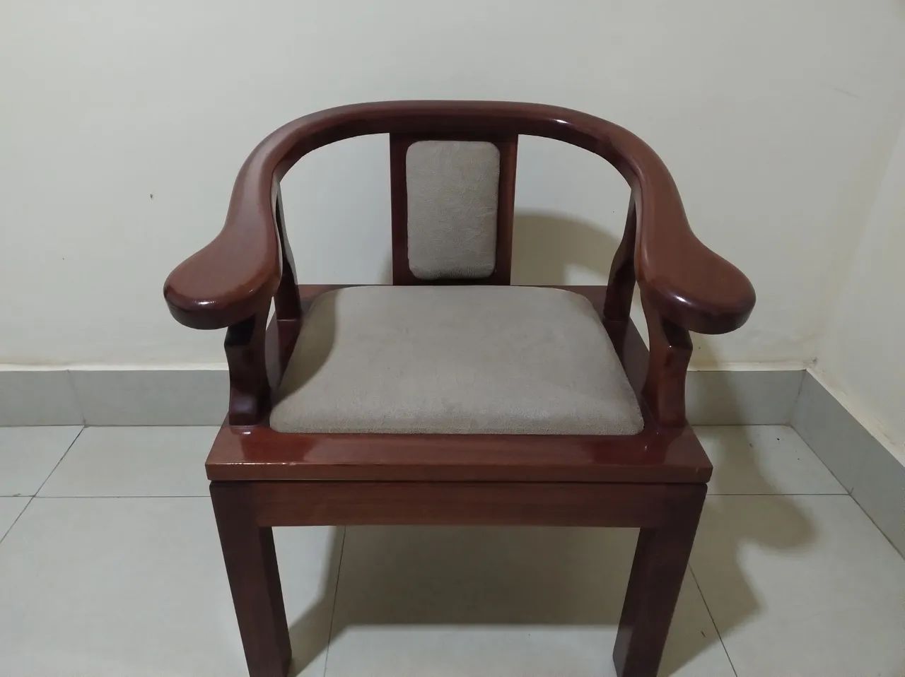 Namoradeiras / poltronas de madeira maciça e envernizada  - Foto 3