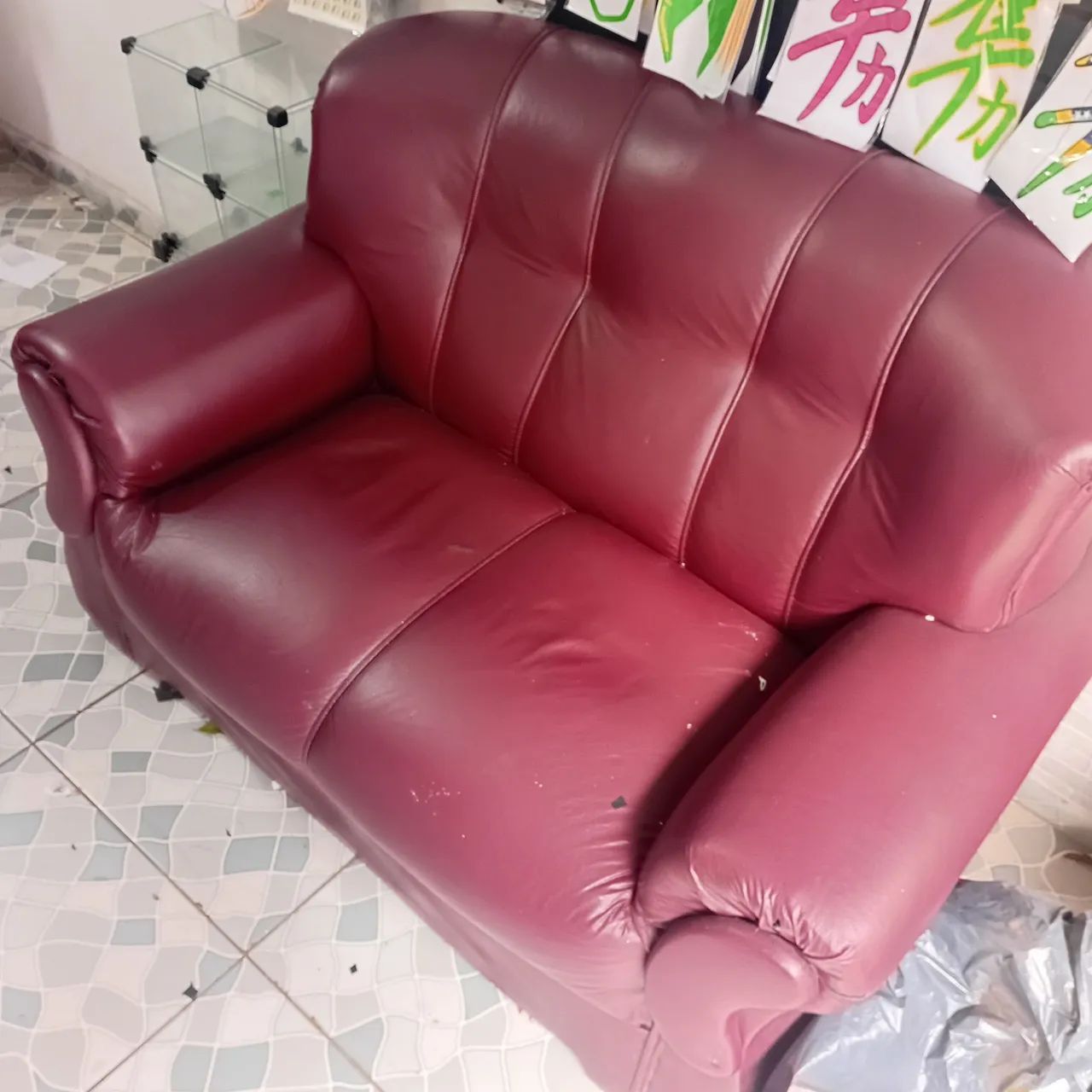 Sofá em couro vermelho vinho em ótimo estado  - Foto 3