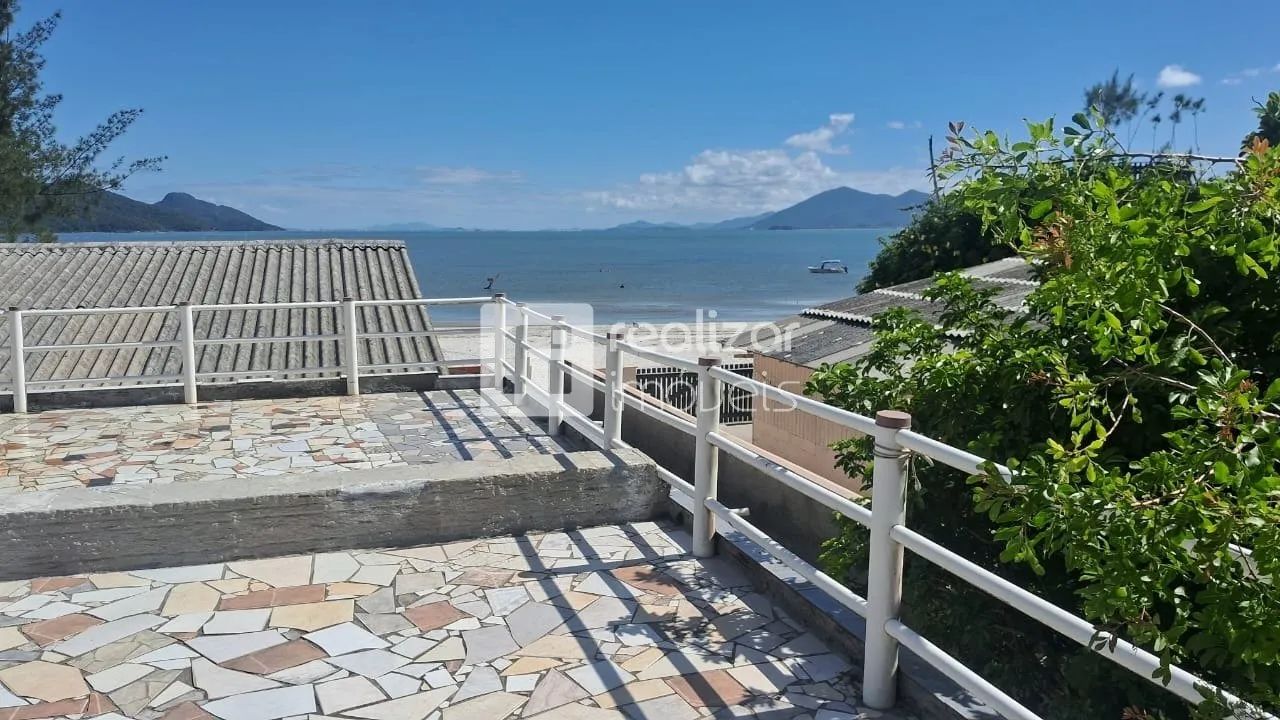 Terreno com 3 apartamentos kitnet Frente Mar - Foto 4