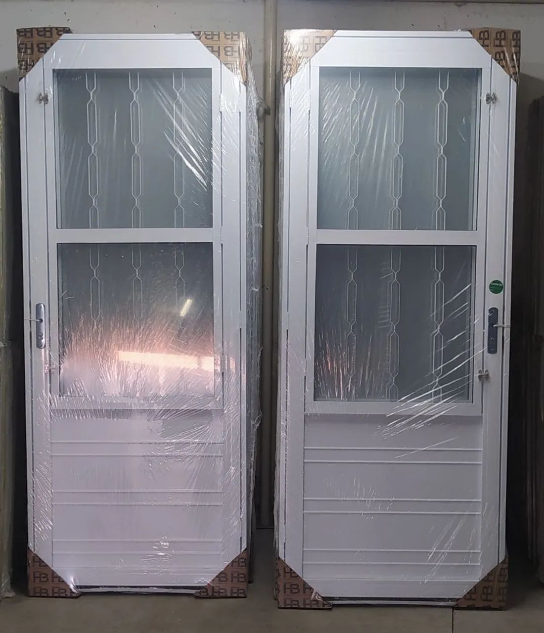 Porta Social aço branco HB com grade e vidro 2.15x85