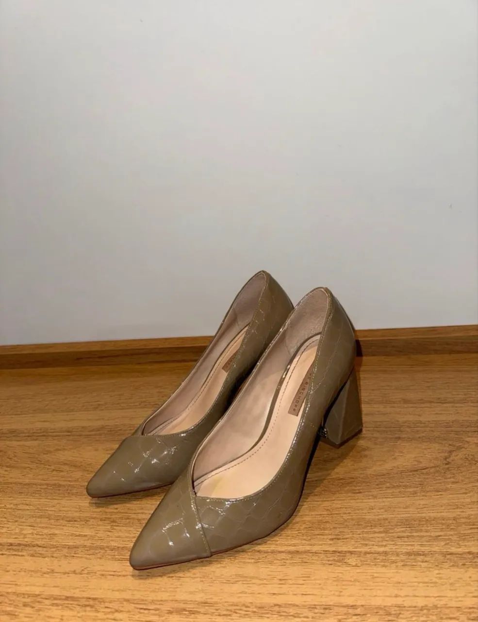 Scarpin bege Jorge Bischoff 37