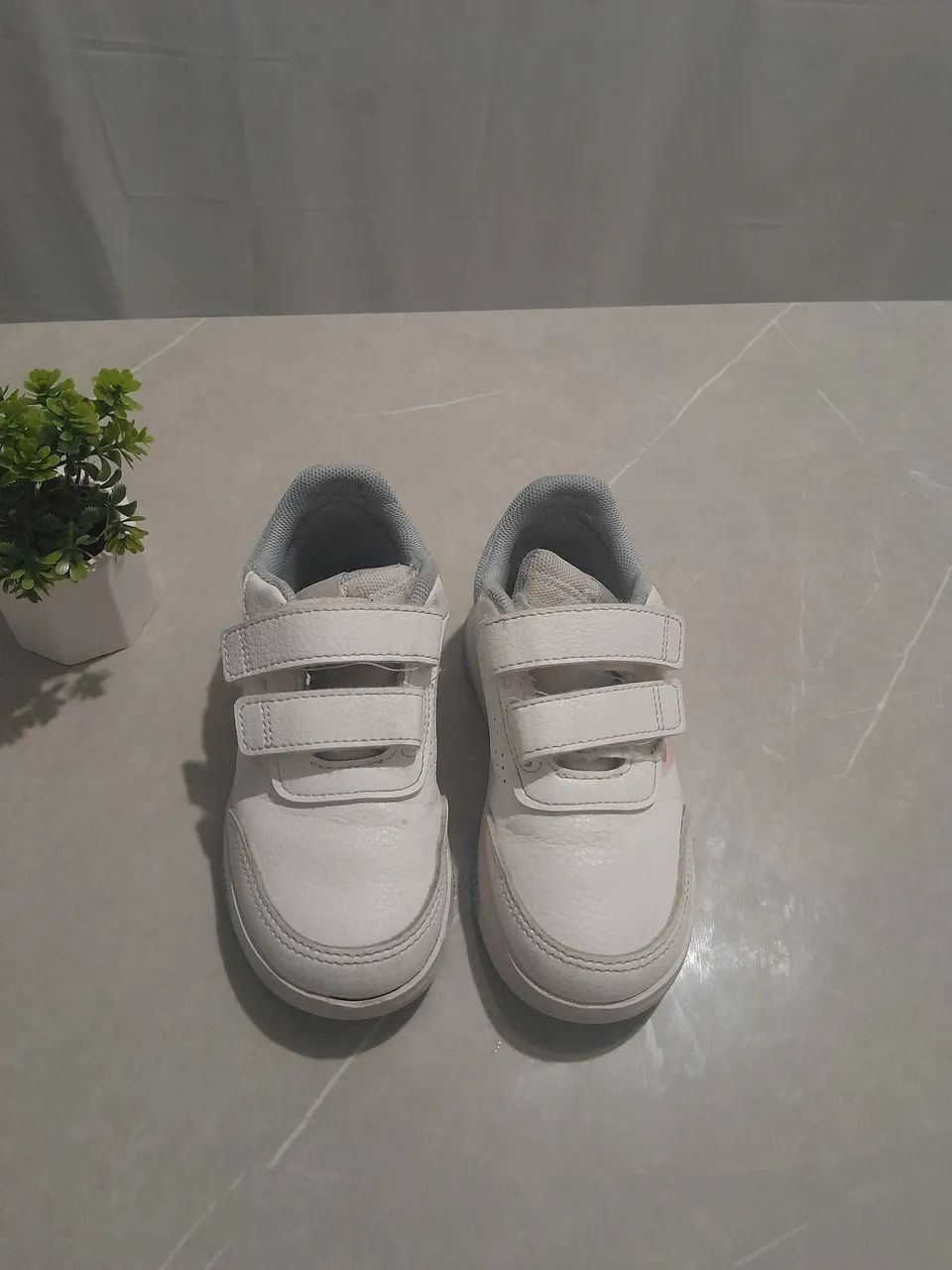 Tênis Adidas Infantil - Tamanho 24<br>Cor branca com detalhes em rosa - Foto 3