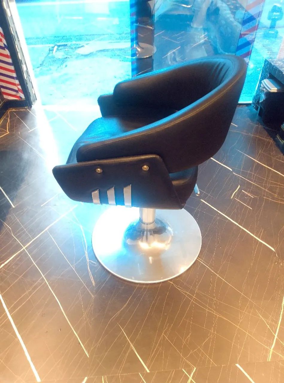 Cadeira de cabeleireiro semi nova 800,00 reais 