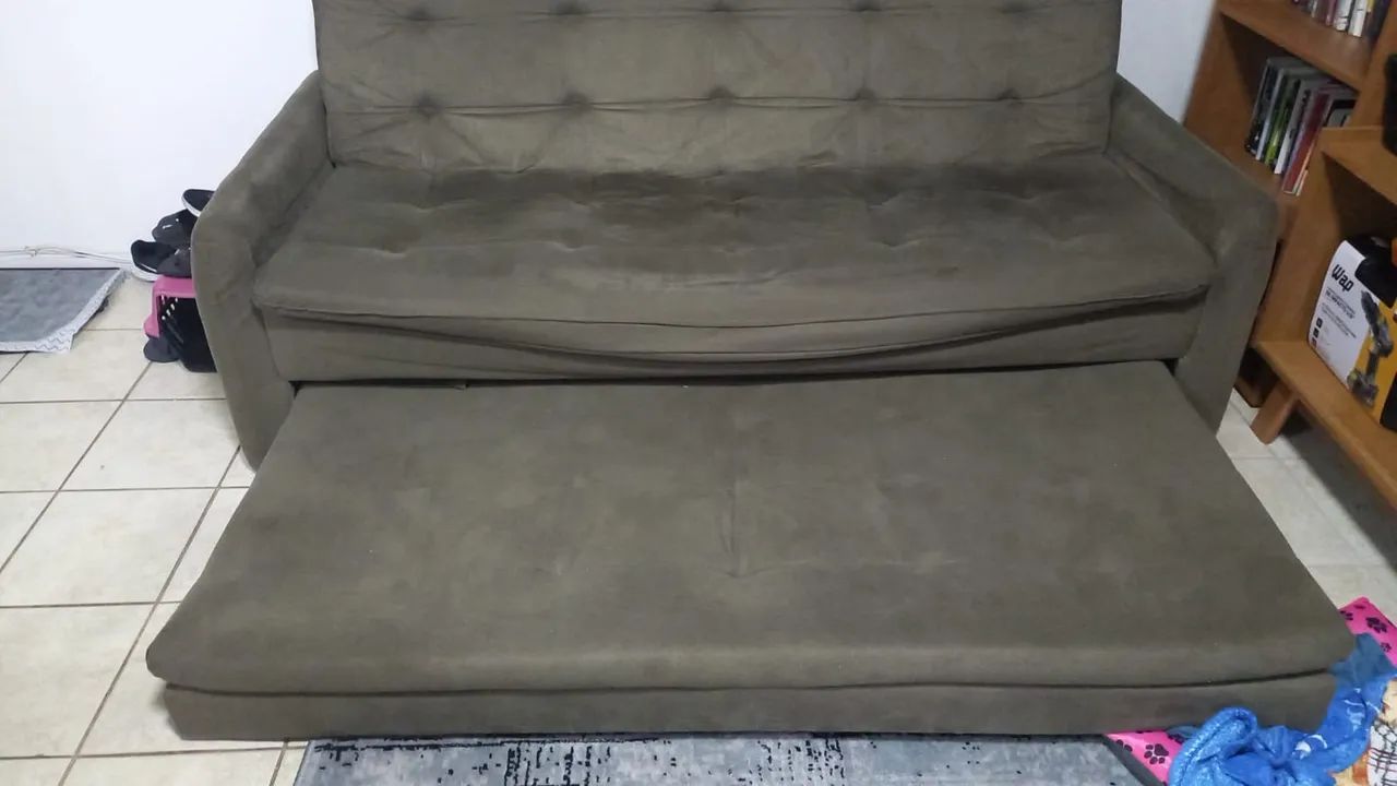 Sofa com o tecido muito bom, apenas essa parte pra restaurar a espada e cintas de apoio - Foto 2