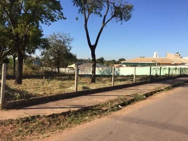 Terreno de esquina e com excelente localização - Foto 3