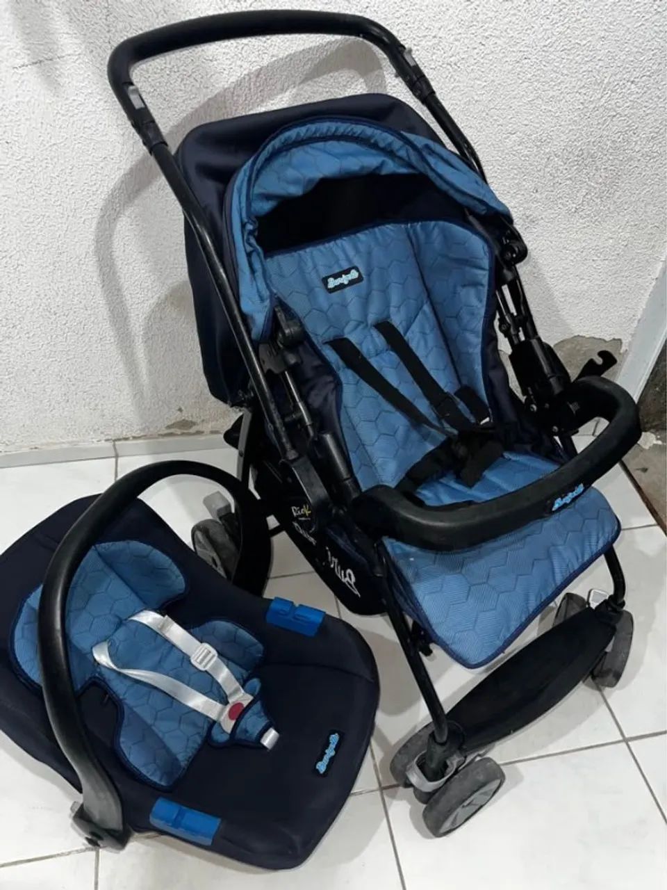 Carrinho de Bebe com Bebê Conforto