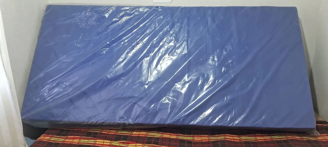 Colchão hospitalar capa azul com zíper.