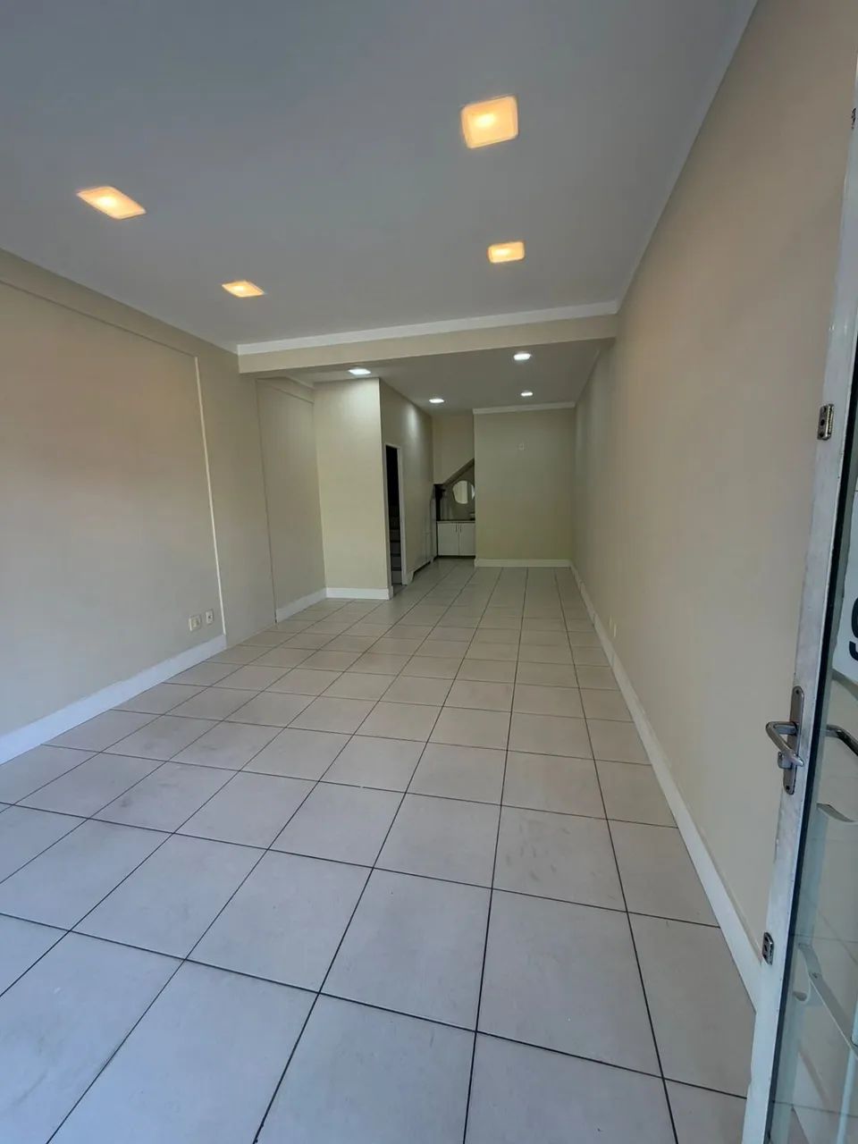 Loja duplex na rua principal do Abraão, parte térrea com bwc e com AP: 41,19 m², mezanino  - Foto 3