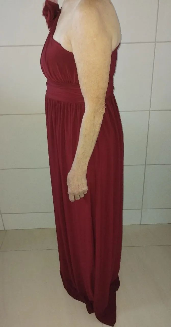 Vestido de festa Bordô de um ombro só, com broche e echarpe  - Foto 3