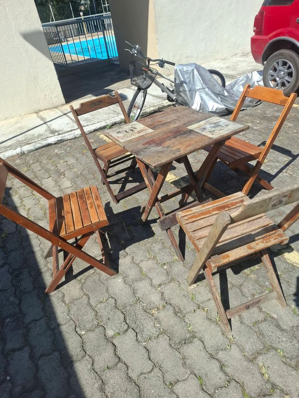 Jogo de Mesa e Cadeiras de Madeira excelente 