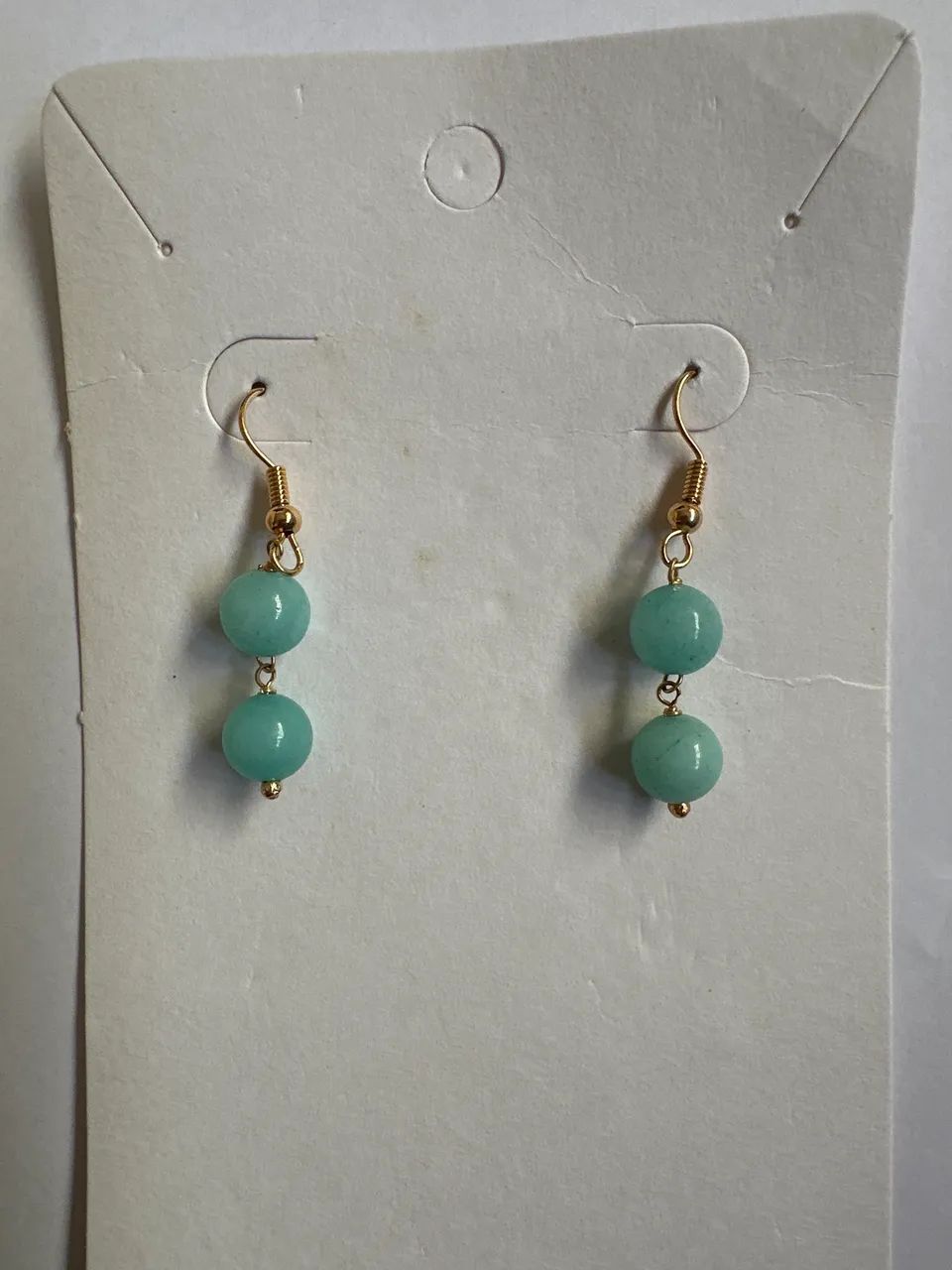 Brinco dourado pedras verdes 