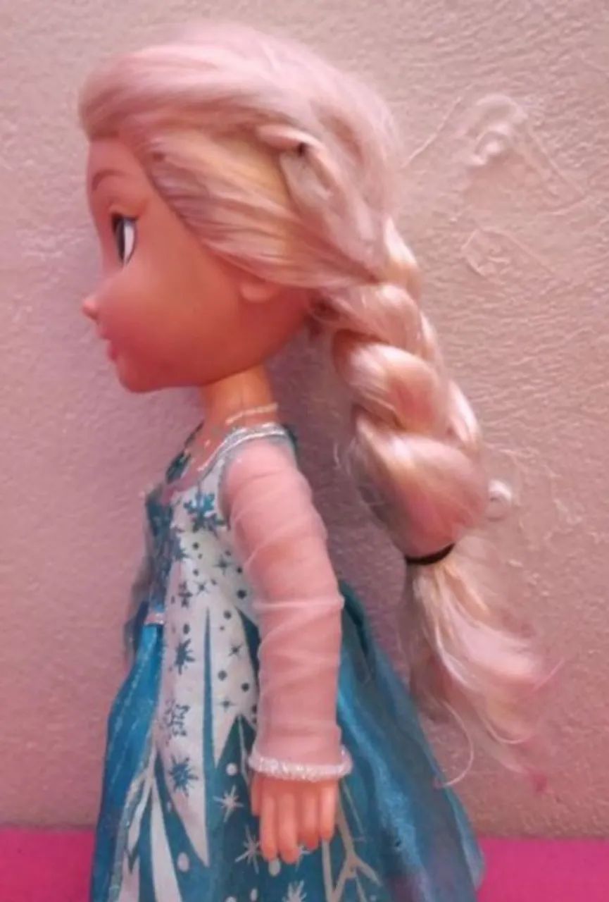 Boneca elsa 35 cm que canta - Foto 2